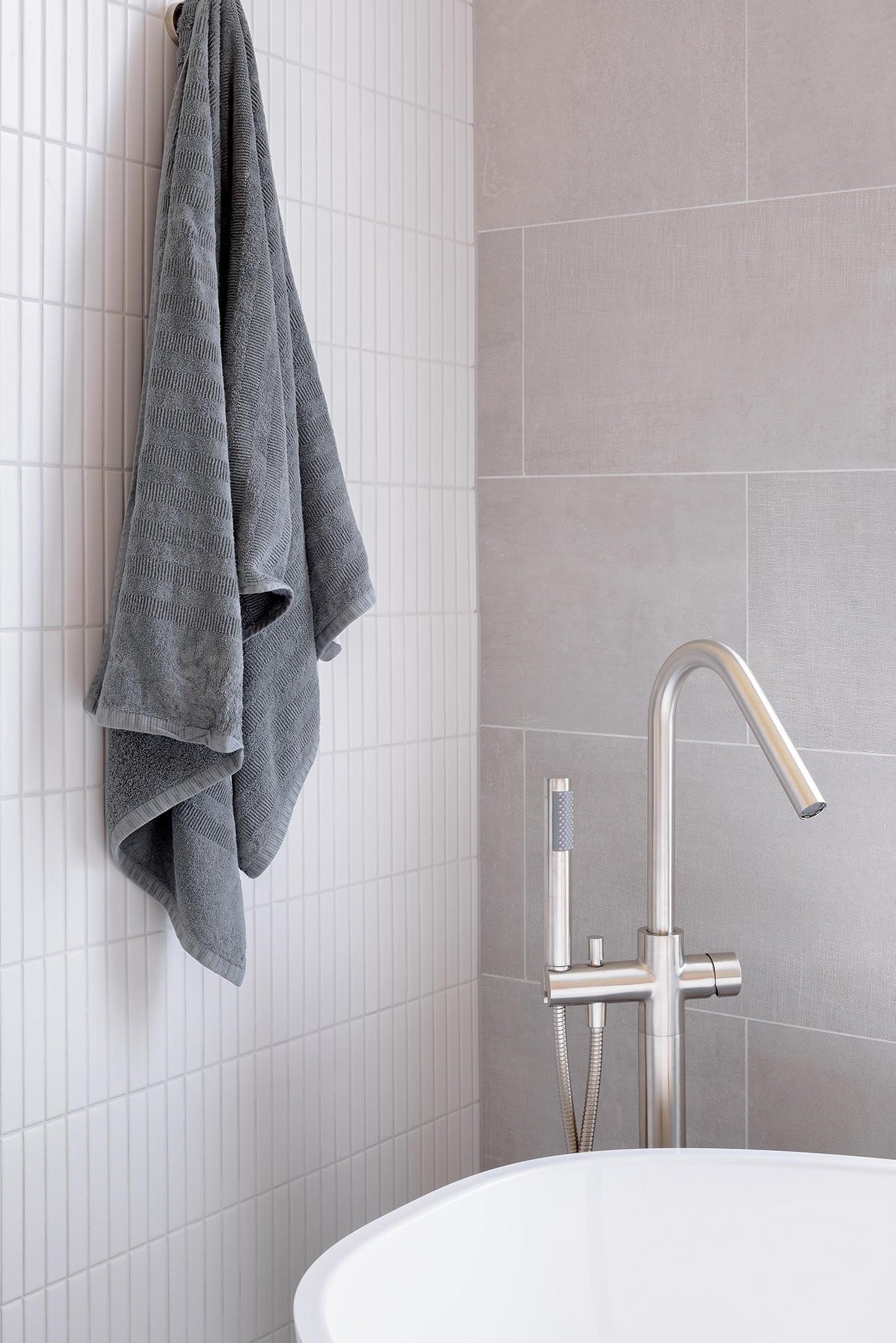 Round Pinless Freestanding Bath Spout and Hand Shower - PVD Brushed Nickel