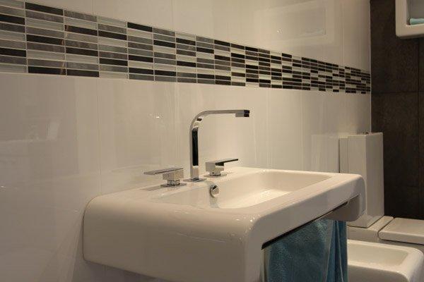 Metalplus SMG01 Moon Stone Blend Mosaic 15x100mm in a room setting